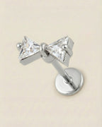 Gümüş renkli 316L cerrahi çelik üçgen kesim zirkon taşlı kurdele flatback piercing.