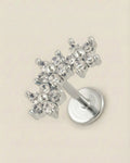 Gümüş renkli 316L cerrahi çelik üçlü çiçek zirkon taşlı flatback piercing tasarımı.