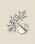 Gümüş renkli 316L cerrahi çelik üçlü çiçek zirkon taşlı flatback piercing tasarımı.