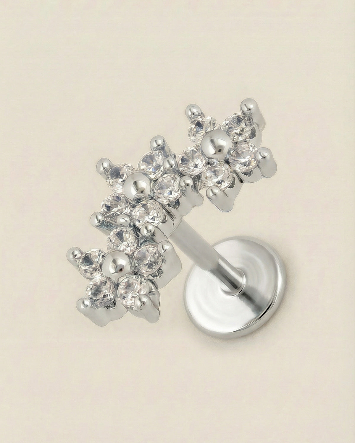 Gümüş renkli 316L cerrahi çelik üçlü çiçek zirkon taşlı flatback piercing tasarımı.