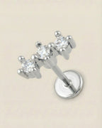 Gümüş renkli 316L cerrahi çelik üçlü sıra zirkon taşlı minimal flatback piercing.