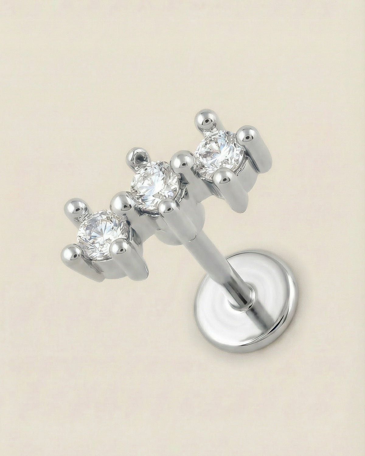 Gümüş renkli 316L cerrahi çelik üçlü sıra zirkon taşlı minimal flatback piercing.