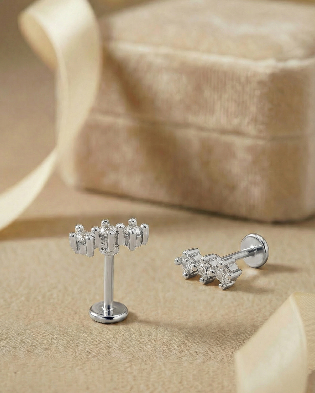 Minimalist tasarımlı üçlü sıra taşlı gümüş renkli cerrahi çelik piercing.