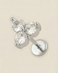 Gümüş renkli 316L cerrahi çelik üçlü taşlı trinity flatback piercing tasarımı.