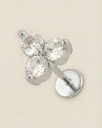 Gümüş renkli 316L cerrahi çelik üçlü taşlı trinity flatback piercing tasarımı.