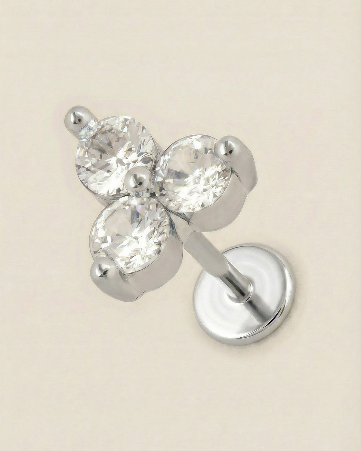 Gümüş renkli 316L cerrahi çelik üçlü taşlı trinity flatback piercing tasarımı.