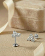 Klasik trinity (üçlü taş) tasarımlı gümüş renkli cerrahi çelik piercing.