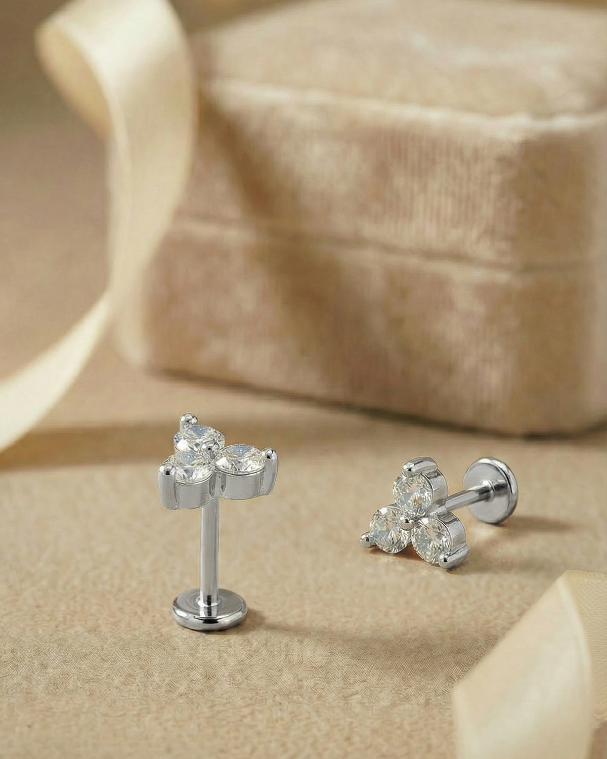 Klasik trinity (üçlü taş) tasarımlı gümüş renkli cerrahi çelik piercing.