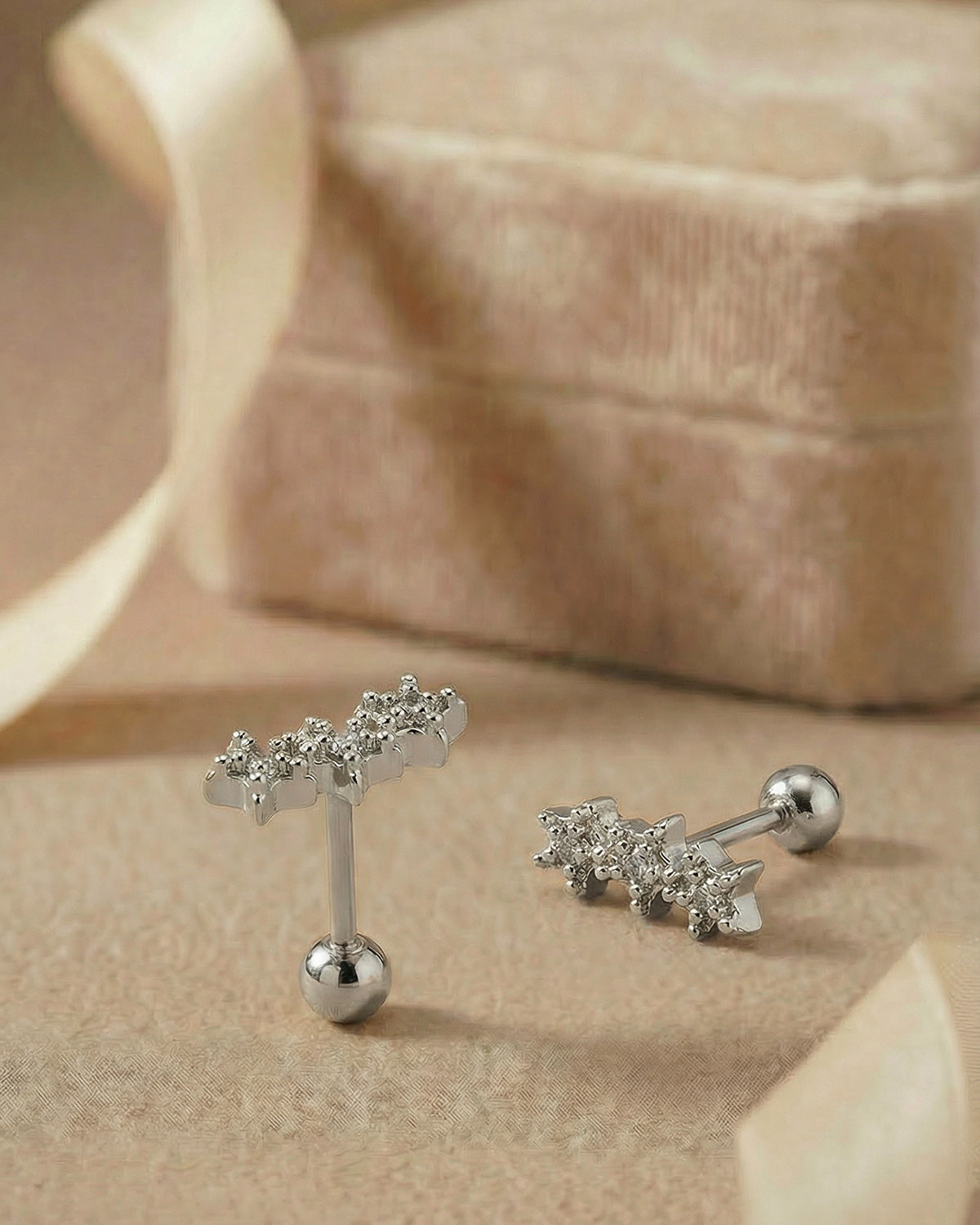 Gökyüzü temalı üçlü yıldız gümüş renkli cerrahi çelik piercing koleksiyonu.