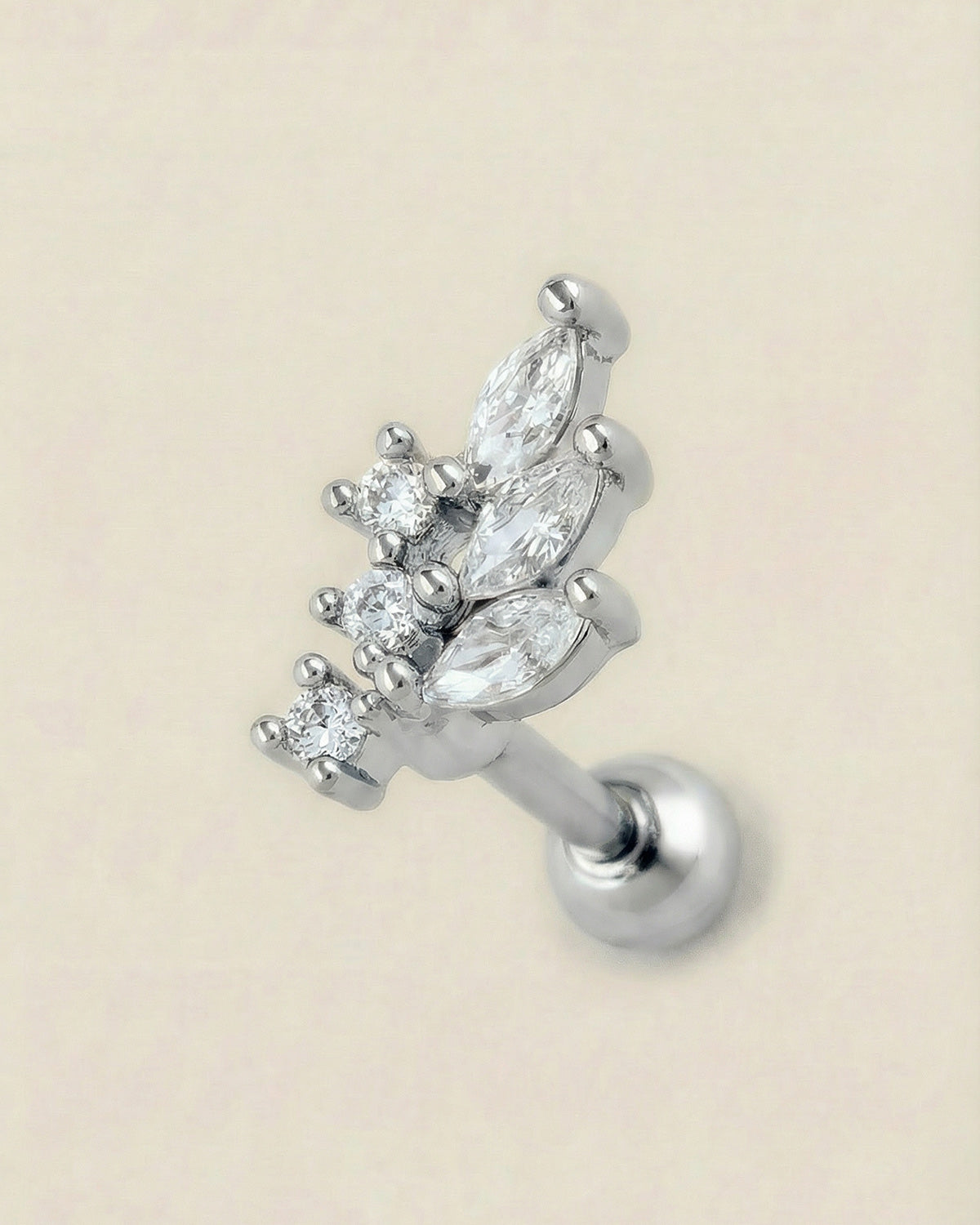 Gümüş renkli 316L cerrahi çelik yaprak formlu zirkon taşlı tragus piercing tasarımı.