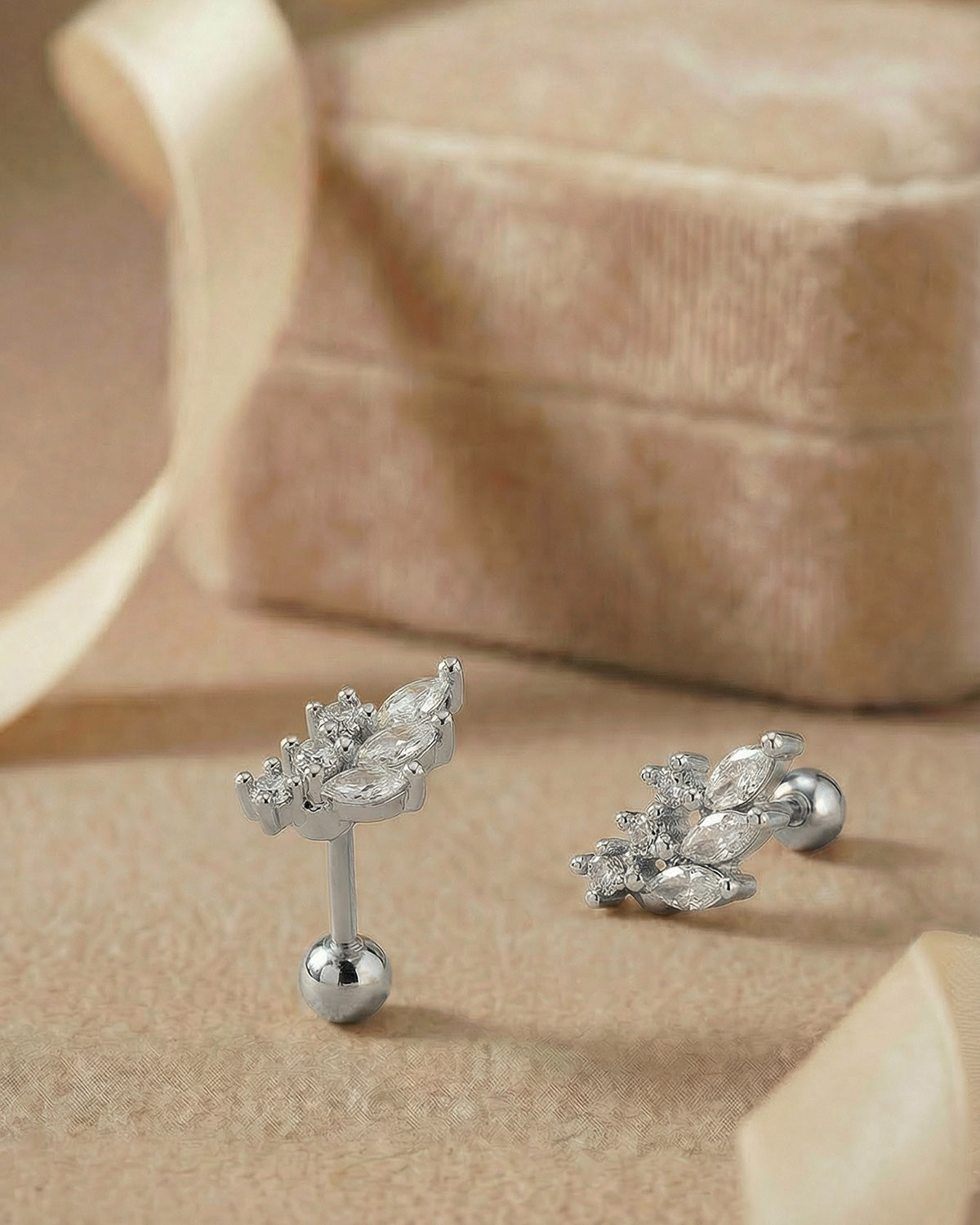 Doğa ilhamlı yaprak motifli gümüş renkli cerrahi çelik piercing koleksiyonu.