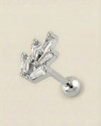 Gümüş renkli 316L cerrahi çelik yelpaze formlu zirkon taşlı tragus piercing tasarımı.