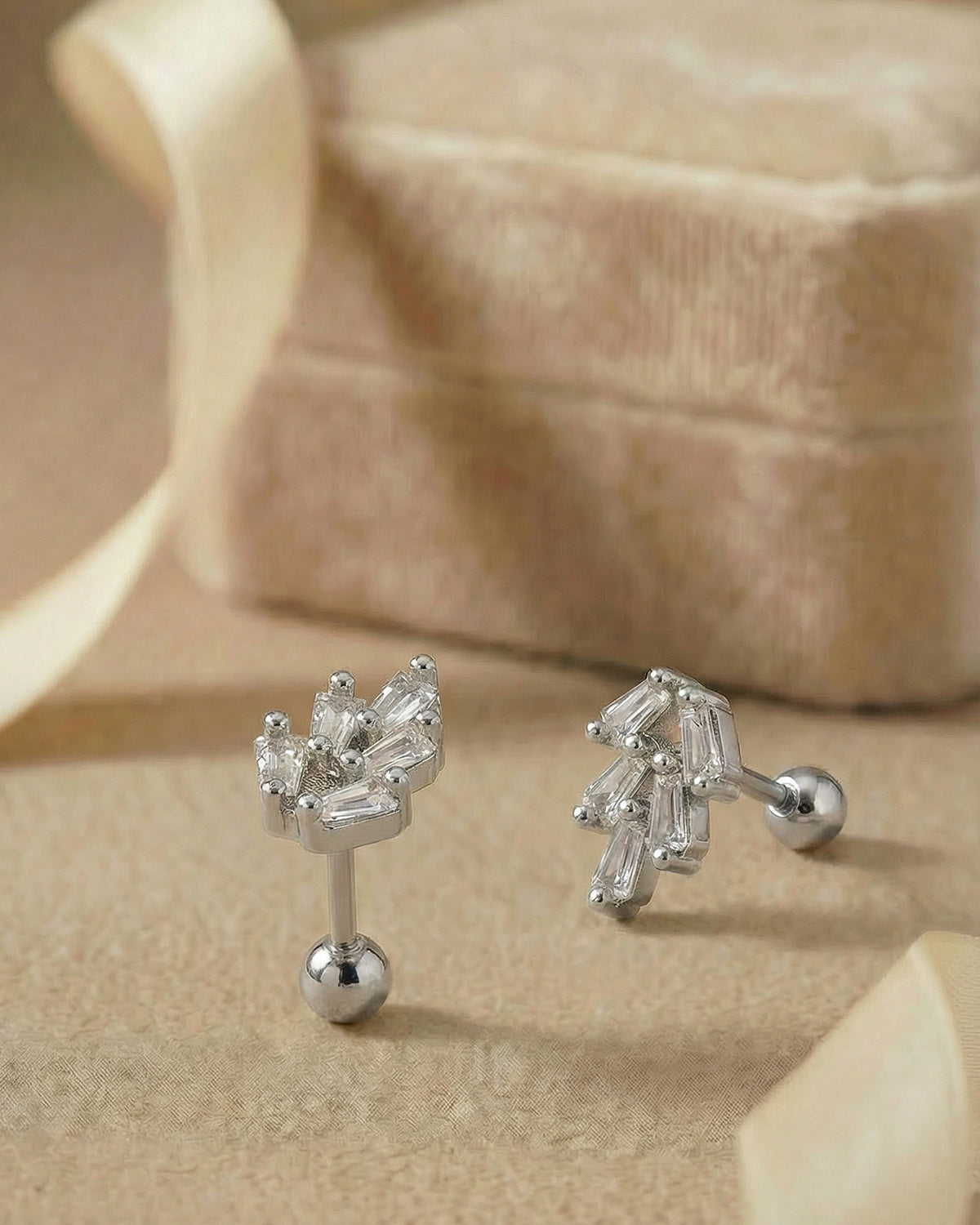Modern zirkon taşlı yelpaze gümüş renkli cerrahi çelik piercing koleksiyonu.
