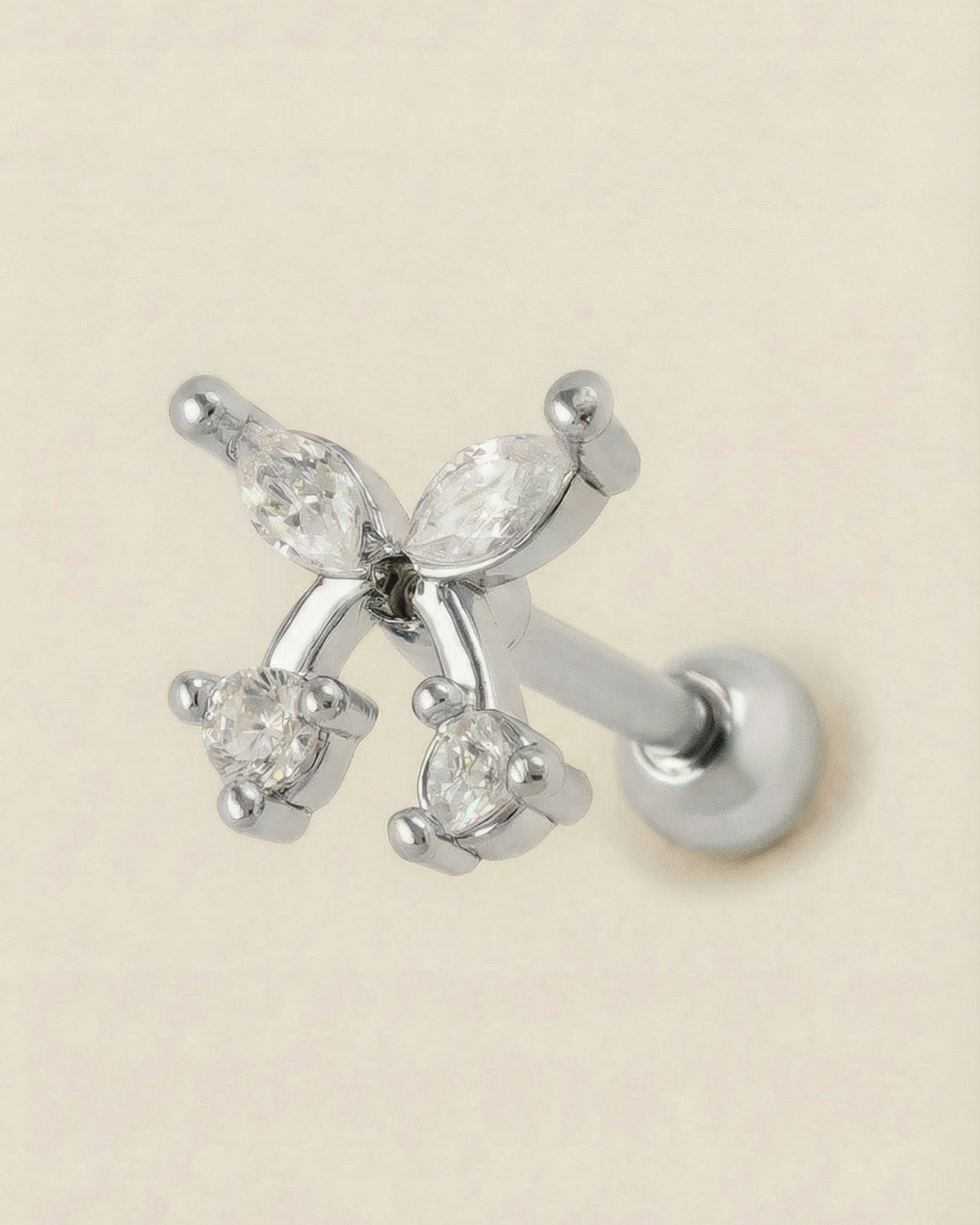 Gümüş renkli 316L cerrahi çelik yuvarlak zirkon taşlı kiraz formlu tragus piercing tasarımı.