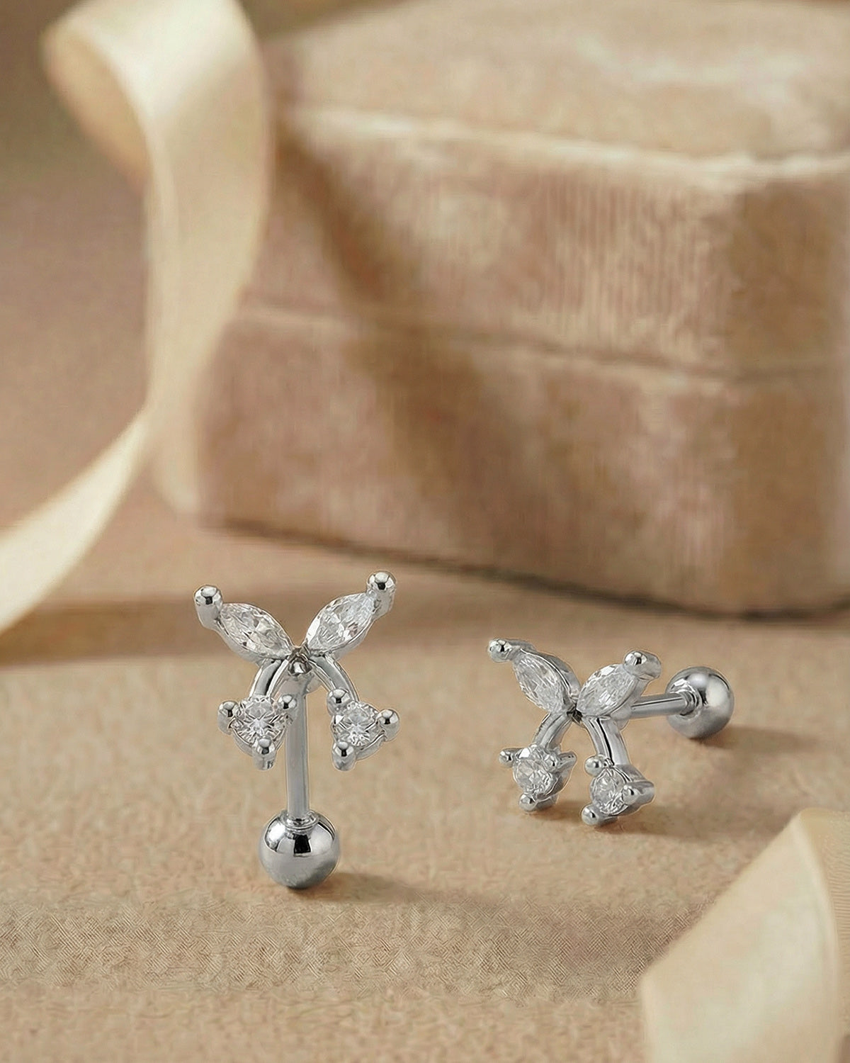 Eğlenceli kiraz figürlü gümüş renkli cerrahi çelik piercing koleksiyonu.