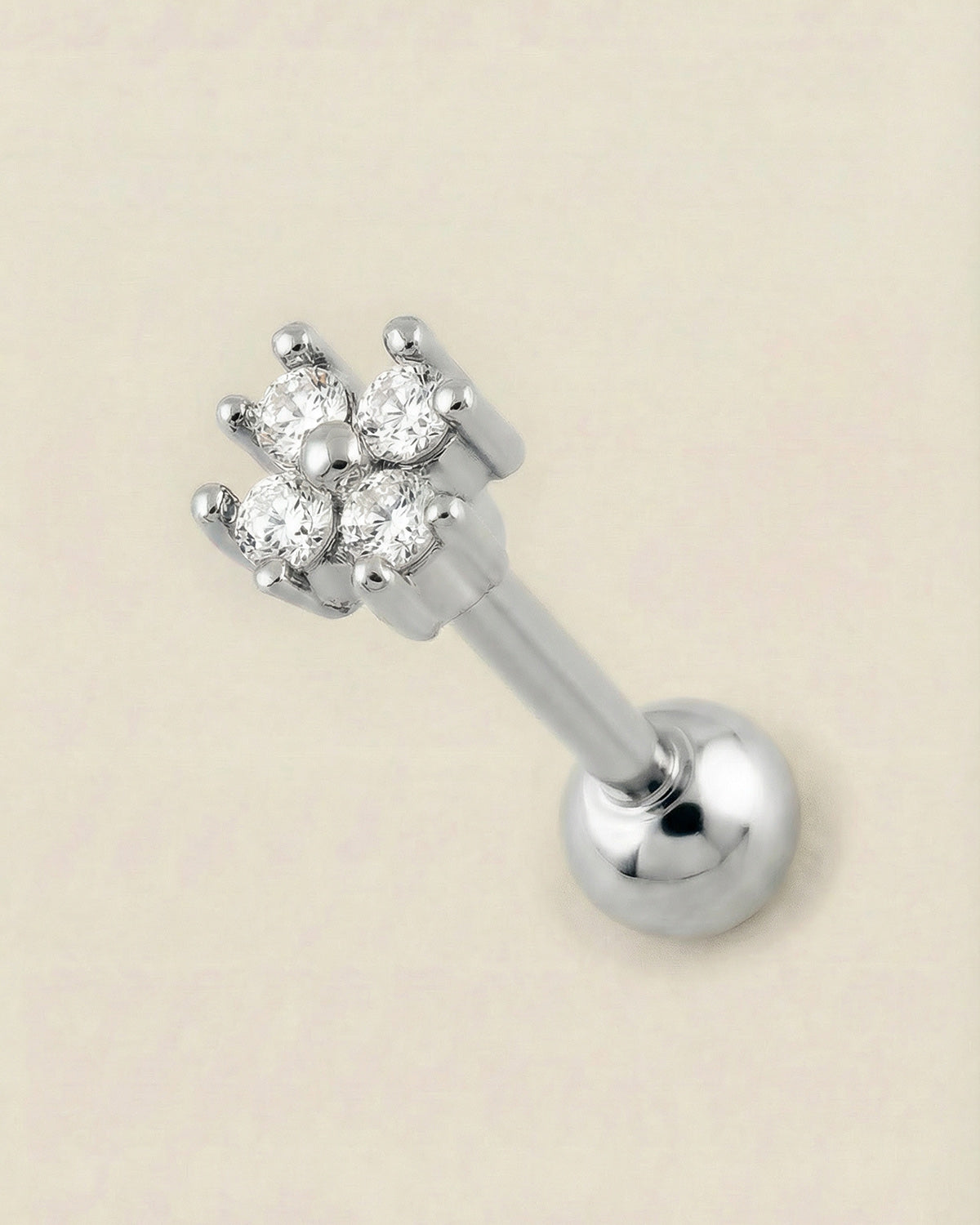 Gümüş renkli 316L cerrahi çelik zirkon dört taşlı yonca tragus piercing tasarımı.