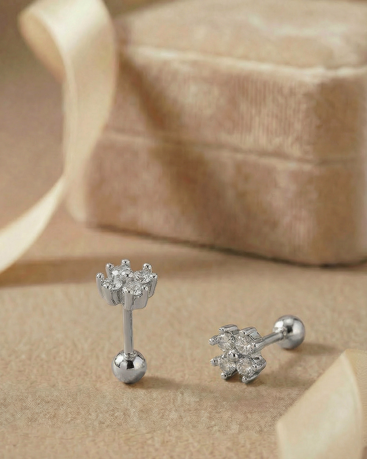 Şans getiren yonca figürlü gümüş renkli cerrahi çelik piercing koleksiyonu.