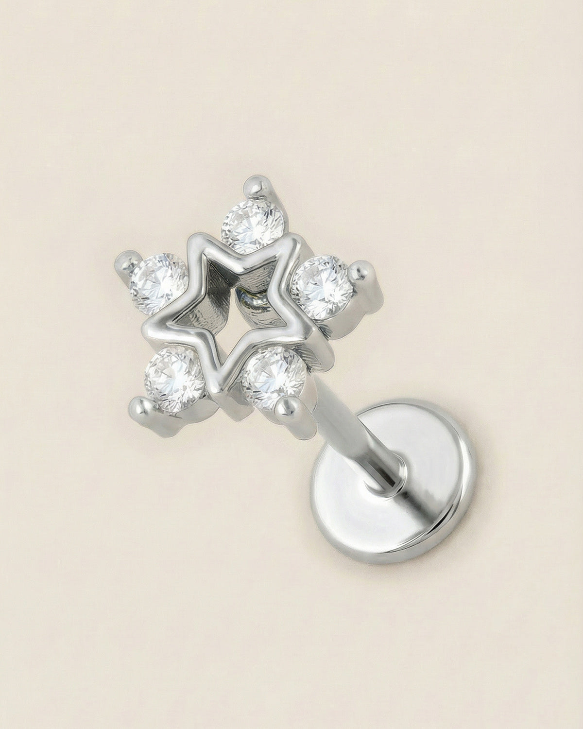 Gümüş renkli 316L cerrahi çelik zirkon taşlı beş köşeli yıldız flatback piercing.