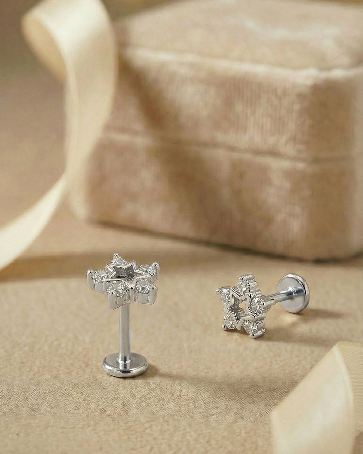 Göz alıcı beş köşeli yıldız figürlü gümüş renkli cerrahi çelik piercing.