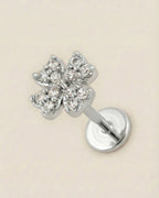 Gümüş renkli 316L cerrahi çelik zirkon taşlı dört yapraklı yonca flatback piercing.