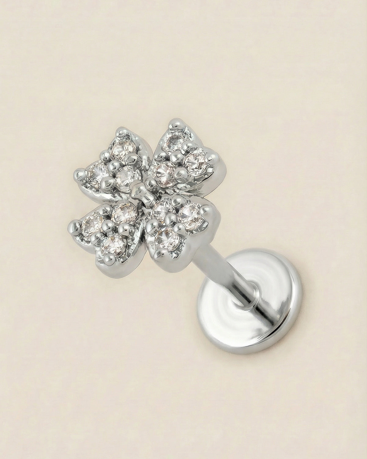 Gümüş renkli 316L cerrahi çelik zirkon taşlı dört yapraklı yonca flatback piercing.