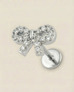 Gümüş renkli 316L cerrahi çelik zirkon taşlı fiyonk flatback piercing tasarımı.