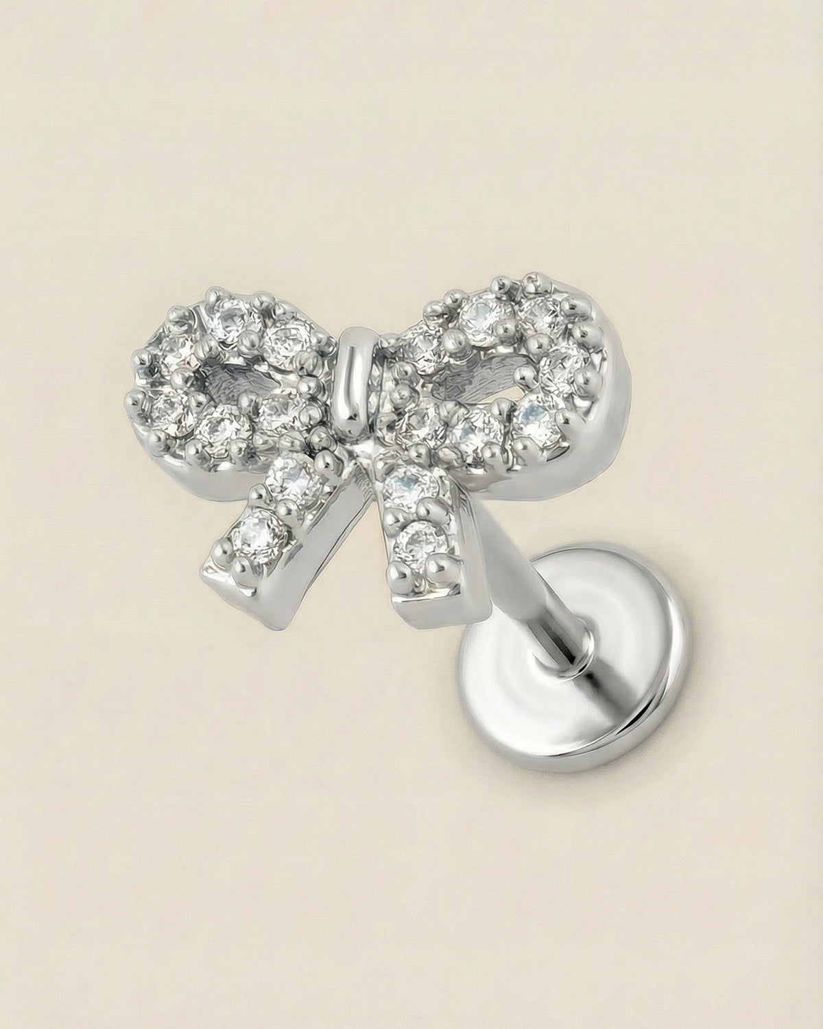 Gümüş renkli 316L cerrahi çelik zirkon taşlı fiyonk flatback piercing tasarımı.