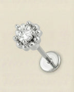 Gümüş renkli 316L cerrahi çelik zirkon taşlı minik halo flatback piercing tasarımı.