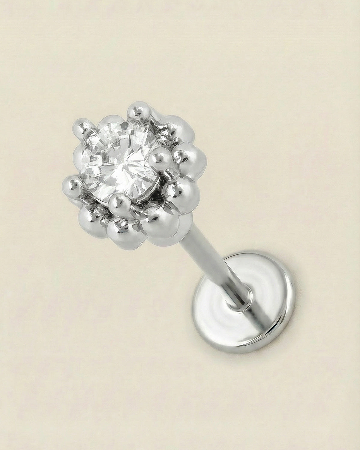 Gümüş renkli 316L cerrahi çelik zirkon taşlı minik halo flatback piercing tasarımı.