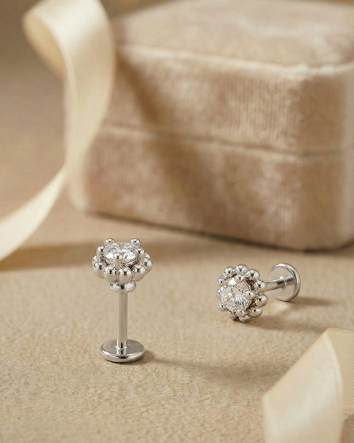 Gümüş renkli zirkon taşlı minik halo flatback piercingin koleksiyon görünümü.