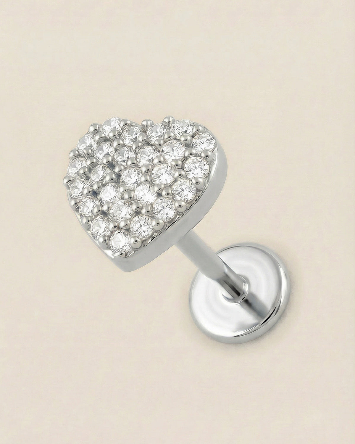 Gümüş renkli 316L cerrahi çelik zirkon taşlı kalp flatback piercing tasarımı.
