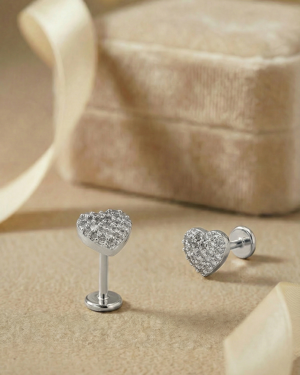 Romantik kalp figürlü ışıltılı gümüş renkli cerrahi çelik piercing koleksiyonu.