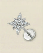 Gümüş renkli 316L cerrahi çelik zirkon taşlı kutup yıldızı figür flatback piercing.