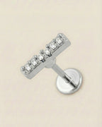 Gümüş renkli 316L cerrahi çelik zirkon taşlı minimal bar flatback piercing tasarımı.