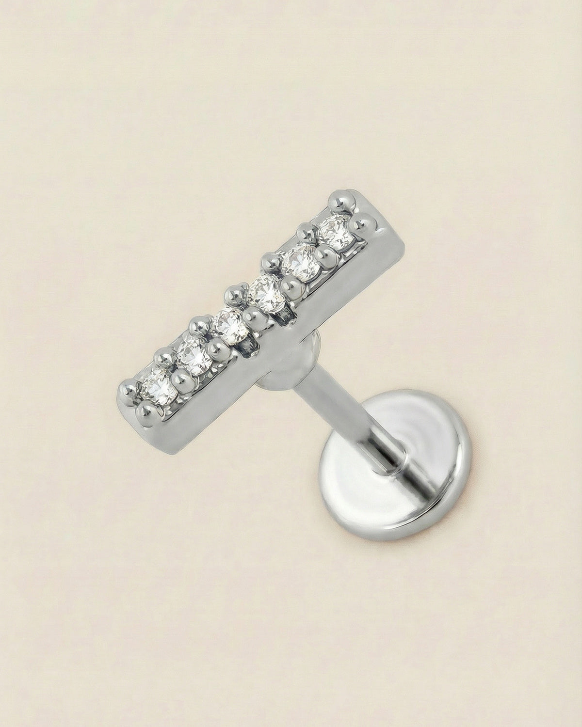 Gümüş renkli 316L cerrahi çelik zirkon taşlı minimal bar flatback piercing tasarımı.