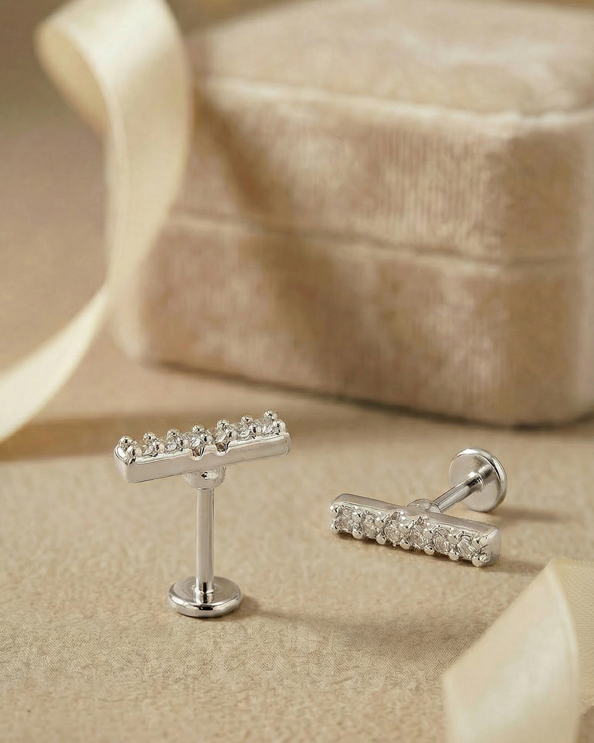 Geometrik ve modern tasarımlı minimal bar gümüş renkli cerrahi çelik piercing.