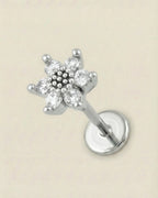 Gümüş renkli 316L cerrahi çelik zirkon taşlı minimal çiçek flatback piercing.