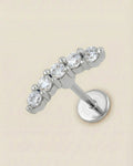 Gümüş renkli 316L cerrahi çelik zirkon taşlı minimal kavisli flatback piercing tasarımı.