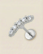 Gümüş renkli 316L cerrahi çelik zirkon taşlı minimal kavisli flatback piercing tasarımı.