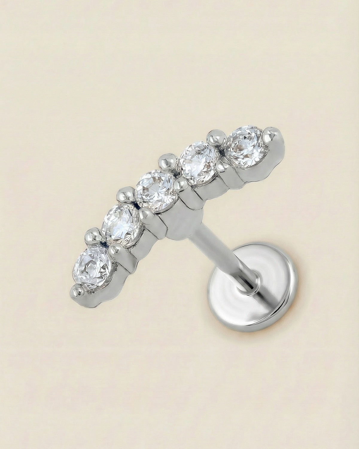 Gümüş renkli 316L cerrahi çelik zirkon taşlı minimal kavisli flatback piercing tasarımı.