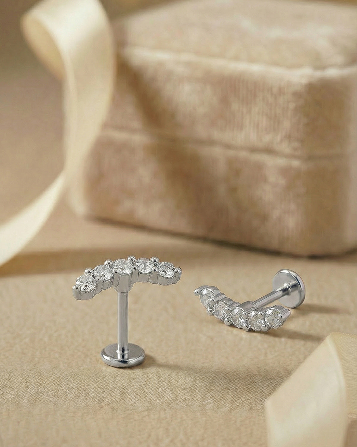 Anatomiye uyumlu minimal kavisli tasarımlı gümüş renkli cerrahi çelik piercing.