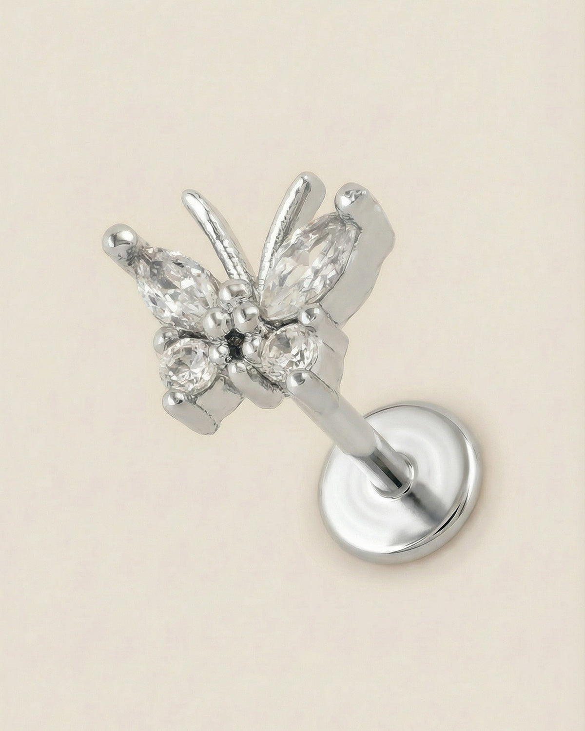 Gümüş renkli 316L cerrahi çelik zirkon taşlı minimal kelebek flatback piercing tasarımı.