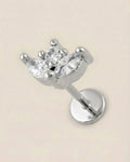 Gümüş renkli 316L cerrahi çelik zirkon taşlı taç formlu flatback piercing tasarımı.