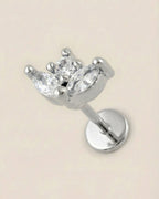 Gümüş renkli 316L cerrahi çelik zirkon taşlı taç formlu flatback piercing tasarımı.