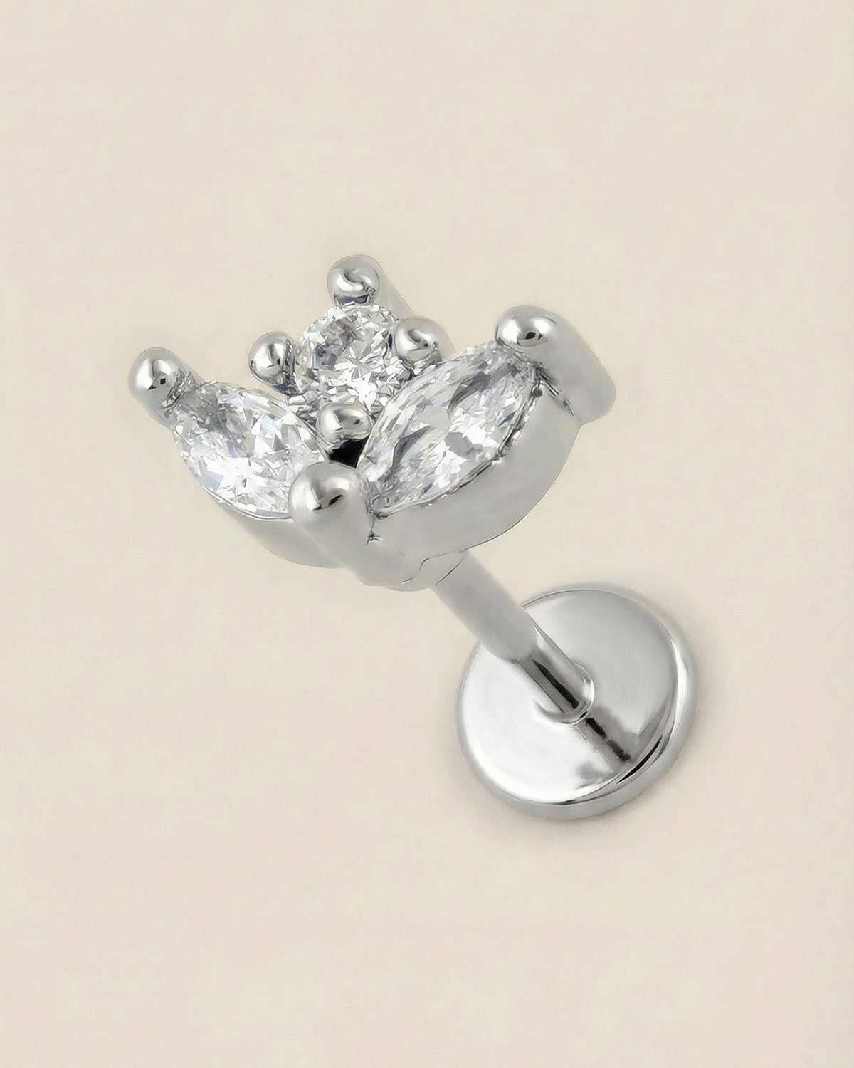 Gümüş renkli 316L cerrahi çelik zirkon taşlı taç formlu flatback piercing tasarımı.