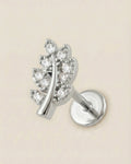 Gümüş renkli 316L cerrahi çelik yaprak formlu flatback piercing tasarımı.