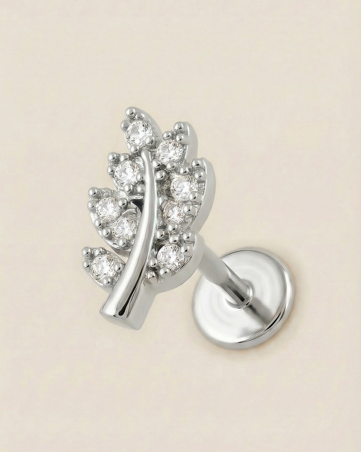 Gümüş renkli 316L cerrahi çelik yaprak formlu flatback piercing tasarımı.