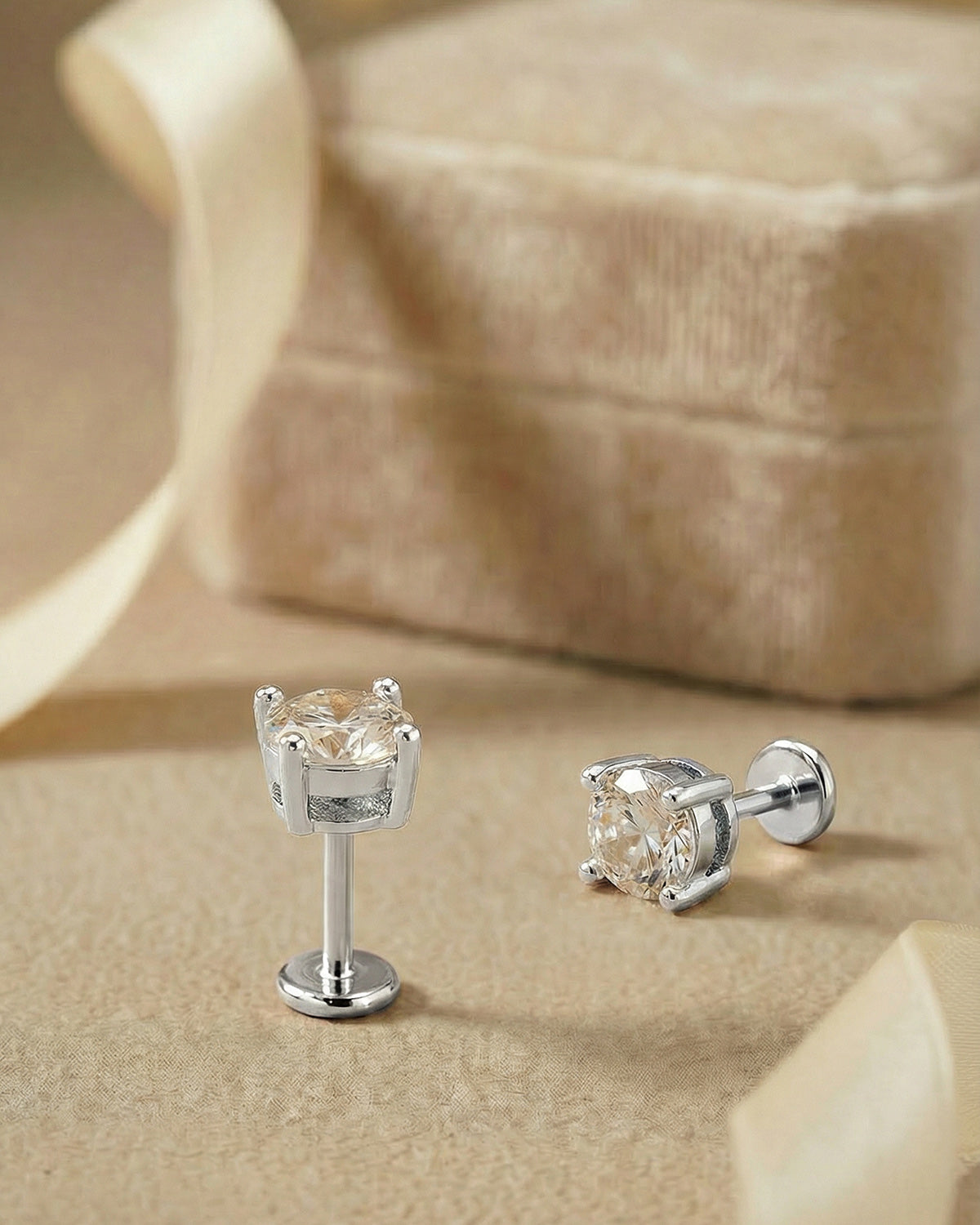 Zamansız zarafeti yansıtan zirkon tektaş gümüş renkli cerrahi çelik piercing.