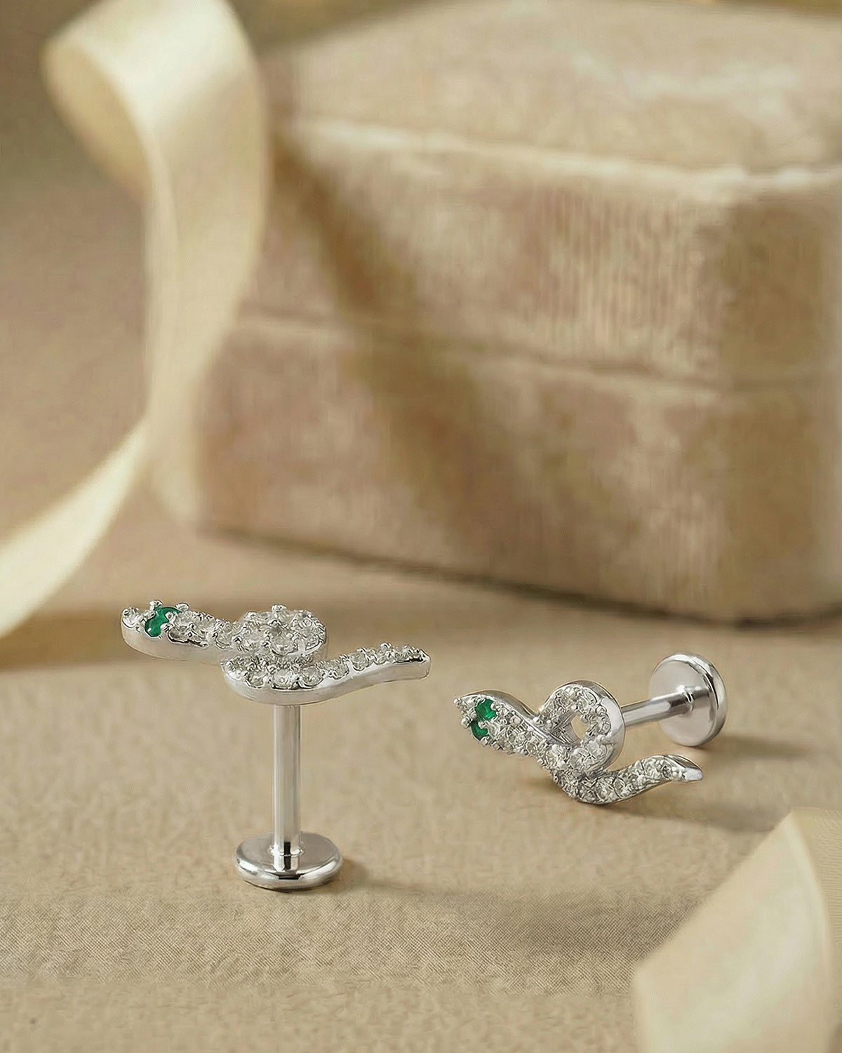 İddialı yılan figürlü gümüş renkli cerrahi çelik piercing koleksiyonu.