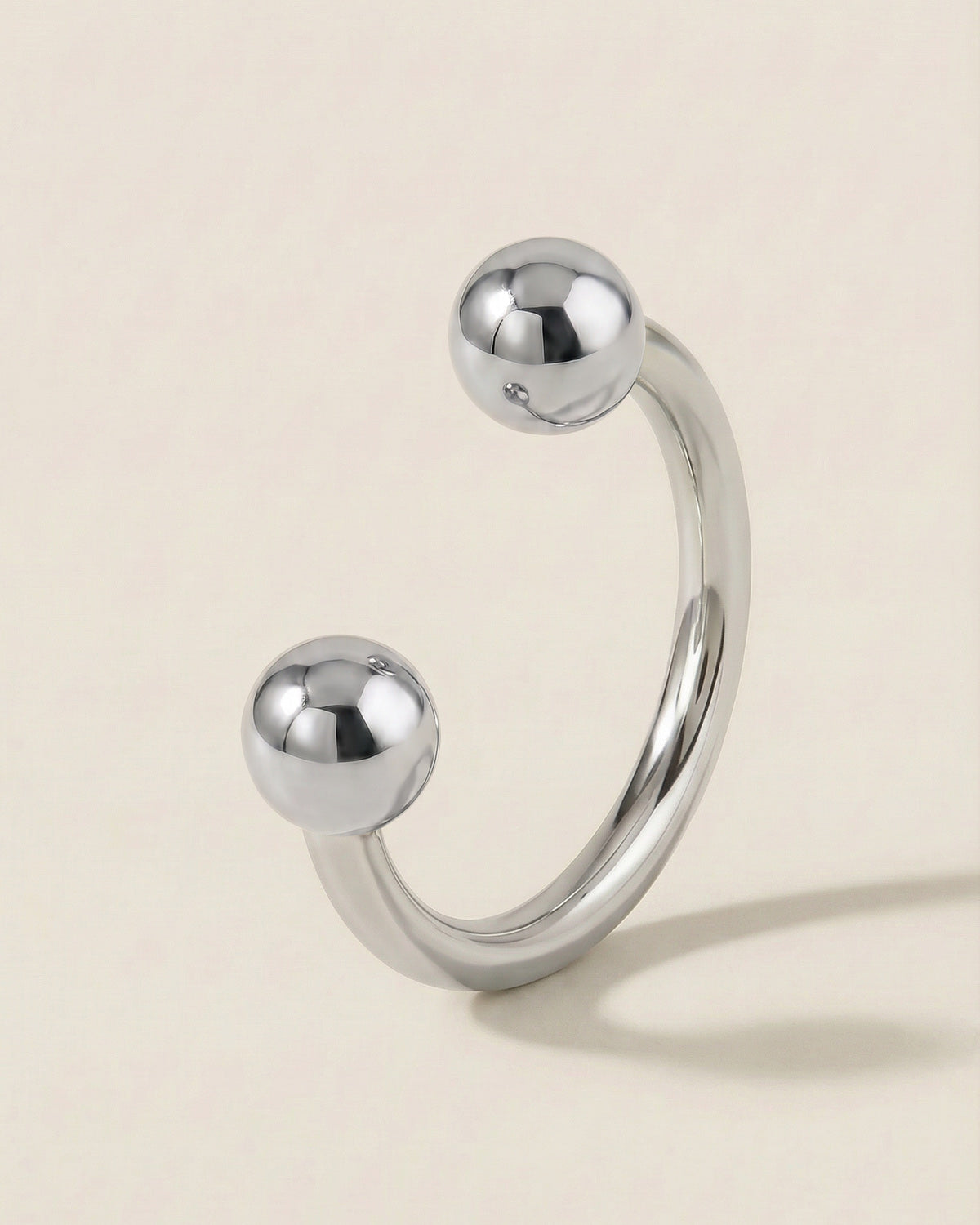 Gümüş renkli 316L cerrahi çelik 10 mm yarım halka piercing tasarımı.